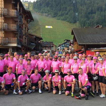 Les Curistas - the full team of Le Cure de France in their pink kit