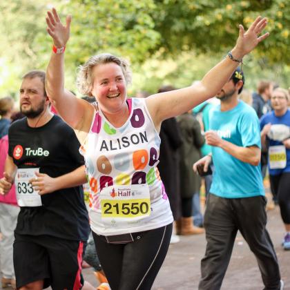 Royal Parks runner waving to the crowd
