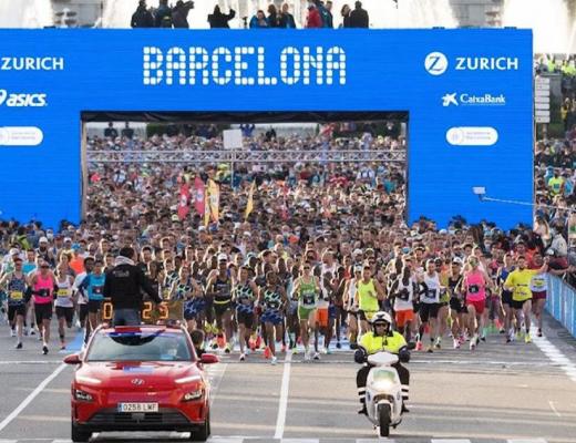 Barcelona marathon start with crowd of runners